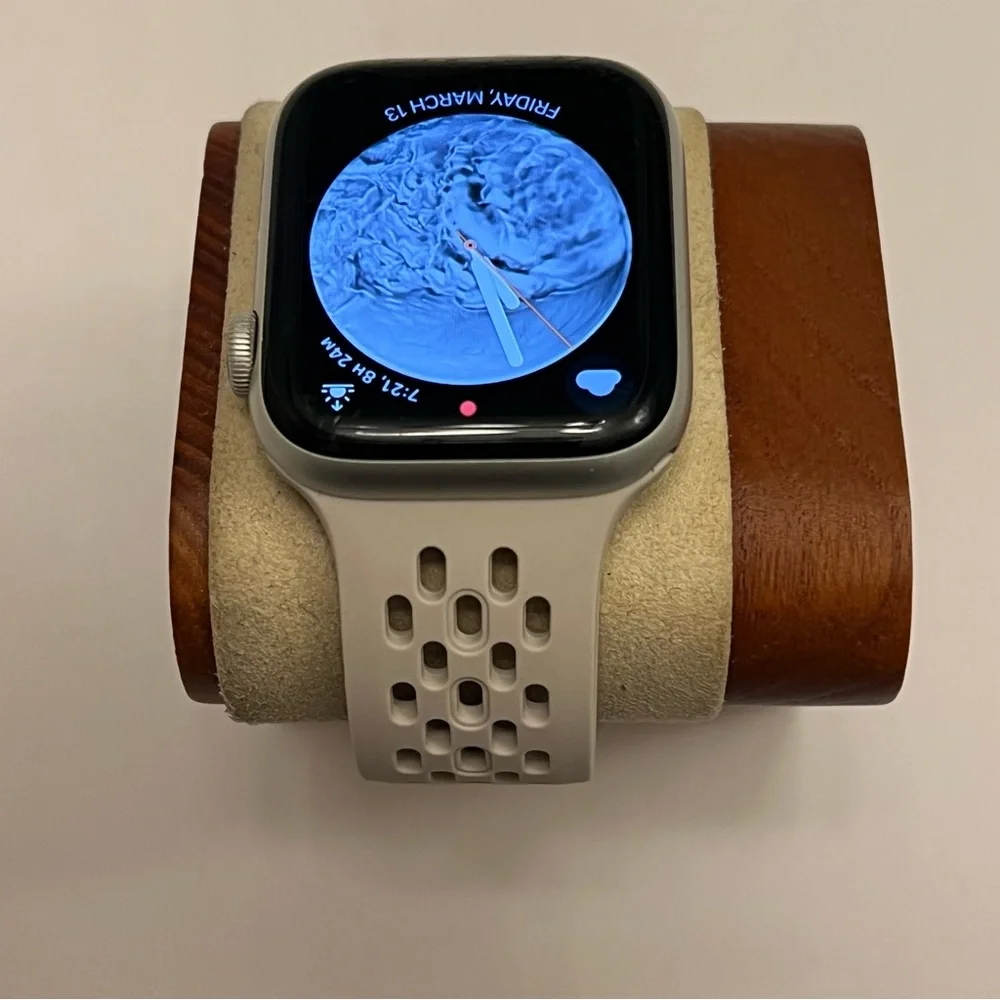 Apple Watch Series 4, Unlocked, 44mm, Silver Case, Charger, Extra‎ Band